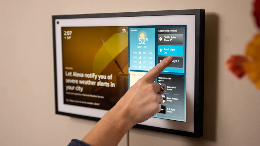 The Smart Display, The Visual Voice Assistant
